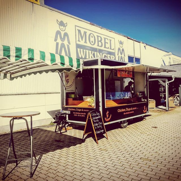 Der Foodtrailer der Chicken Crew an einem Standort